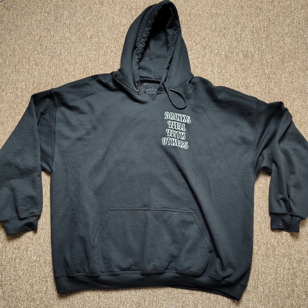 LINDA FINEGOLD Hoodie Men 3XL Black Drinks Well With Others Graphic Fleece